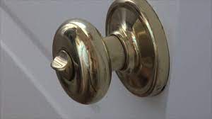 how to remove door knob with no screws